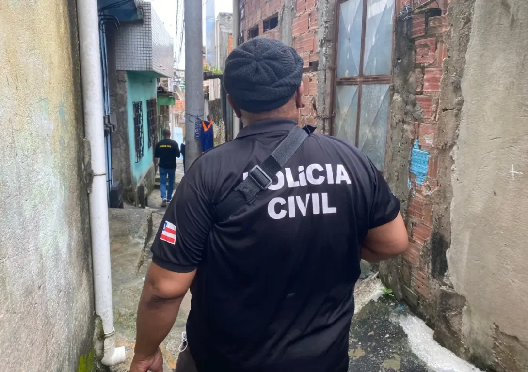 Homem se passando por policial é preso por agredir e violentar mulheres em Feira de Santana Homem se passando por policial é preso por agredir e violentar mulheres em Feira de Santana