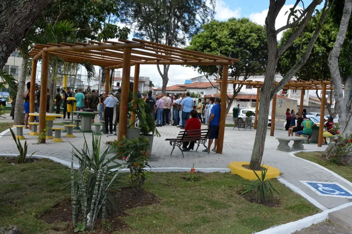 Feira de Santana resgata memória dos heróis nacionais e entrega Praça dos Ex-Combatentes totalmente revitalizada