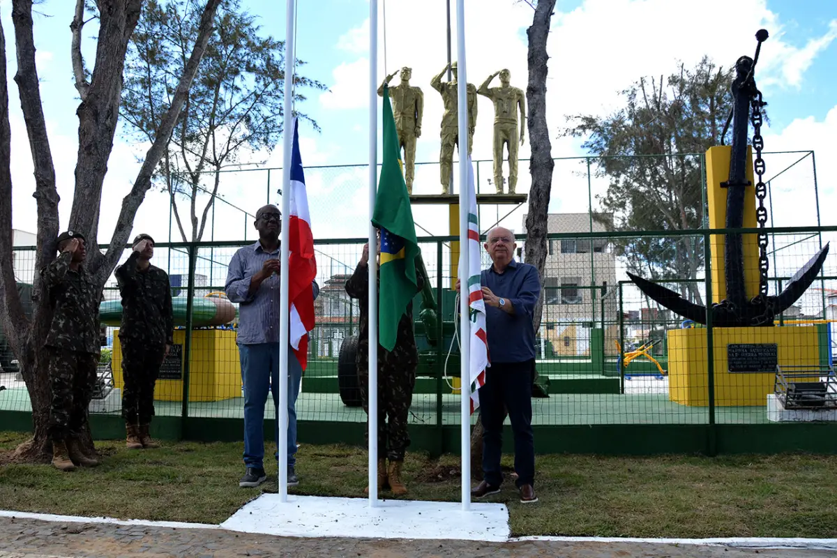 Feira de Santana resgata memória dos heróis nacionais e entrega Praça dos Ex-Combatentes totalmente revitalizada