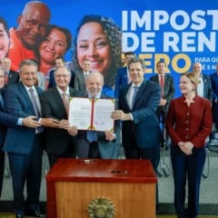 Presidente Lula durante a cerimônia de sanção da lei que amplia a faixa de isenção do Imposto de Renda Pessoa Física (IRPF) para contribuintes que recebem até R$ 5 mil mensais -