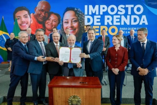 Presidente Lula durante a cerimônia de sanção da lei que amplia a faixa de isenção do Imposto de Renda Pessoa Física (IRPF) para contribuintes que recebem até R$ 5 mil mensais -