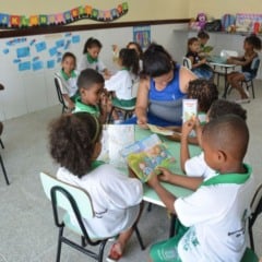 Professor da rede municipal em sala de aula com alunos