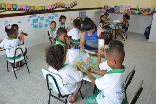 Professor da rede municipal em sala de aula com alunos
