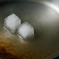 Saiba como usar 2 pedras de gelo para soltar crosta de panela com facilidade