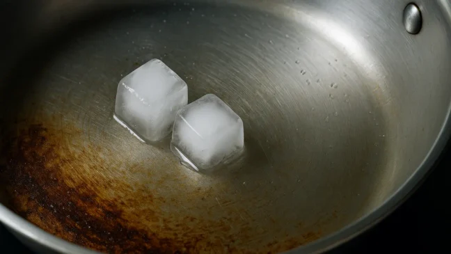 Saiba como usar 2 pedras de gelo para soltar crosta de panela com facilidade