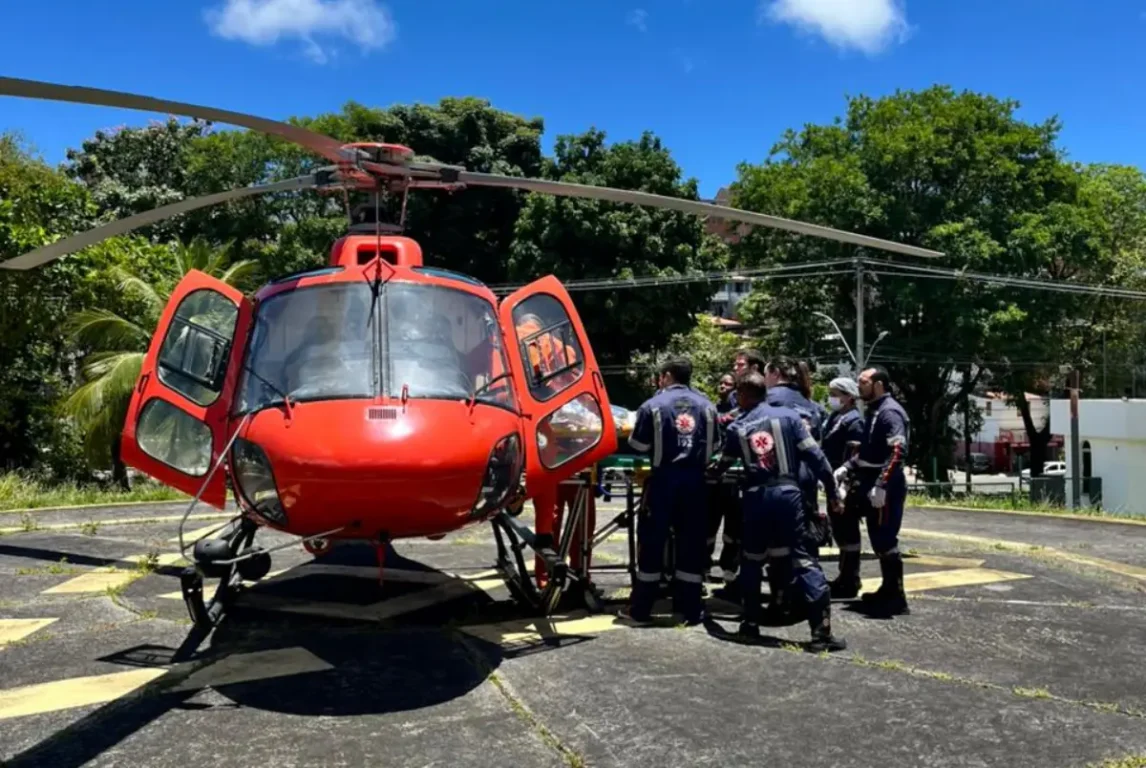 Helicóptero do CBMBA resgata vítimas de acidente automobilístico em Vera Cruz