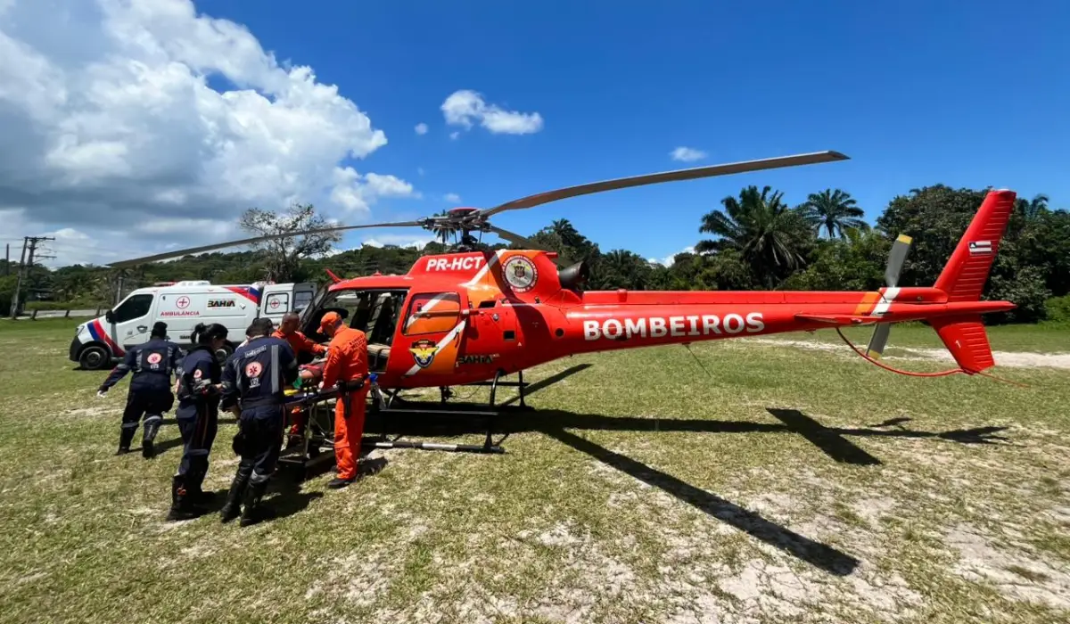 Helicóptero do CBMBA resgata vítimas de acidente automobilístico em Vera Cruz Helicóptero do CBMBA resgata vítimas de acidente automobilístico em Vera Cruz