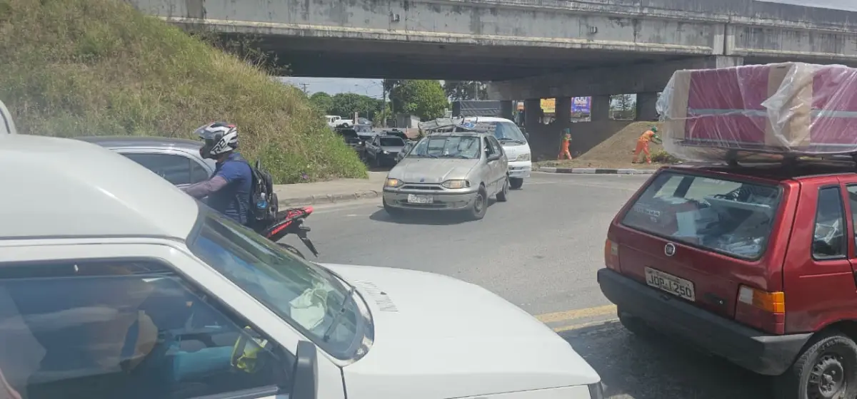 Trânsito da índia em Feira de Santana: tráfego segue caótico no entorno do viaduto da Senador