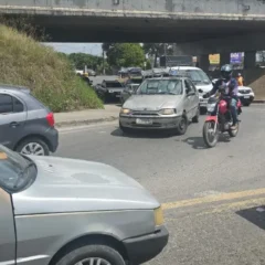 Trânsito da índia em Feira de Santana: tráfego segue caótico no entorno do viaduto da Senador