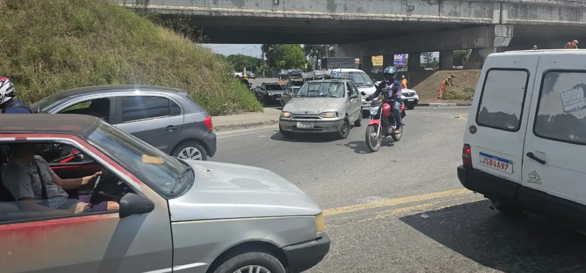 Trânsito da índia em Feira de Santana: tráfego segue caótico no entorno do viaduto da Senador Trânsito da índia em Feira de Santana: tráfego segue caótico no entorno do viaduto da Senador