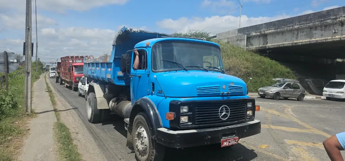Trânsito da índia em Feira de Santana: tráfego segue caótico no entorno do viaduto da Senador