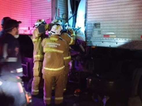 Acidente - Motorista morre após colisão entre duas carretas na BR-324, em Tanquinho