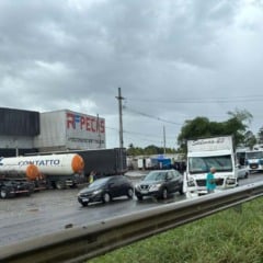 Caminhão colide com 'guard rail' e causa congestionamento na BR-324