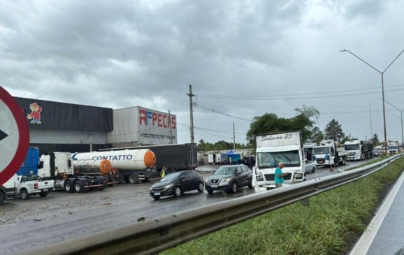Caminhão colide com 'guard rail' e causa congestionamento na BR-324