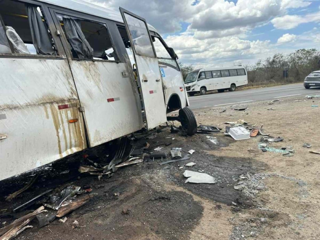 Colisão entre carreta e micro-ônibus causa interdição do trânsito em Jaguaquara