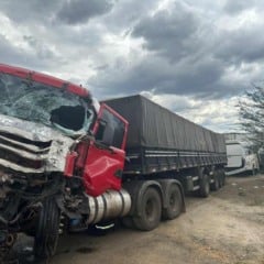 Colisão entre carreta e micro-ônibus causa interdição do trânsito em Jaguaquara