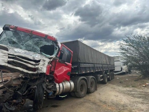 Colisão entre carreta e micro-ônibus causa interdição do trânsito em Jaguaquara