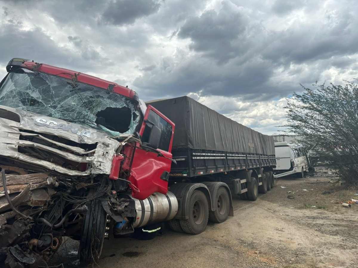 Colisão entre carreta e micro-ônibus causa interdição do trânsito em Jaguaquara