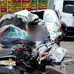 Homem morre em colisão entre carro e carreta na BR-116 em Santa Bárbara