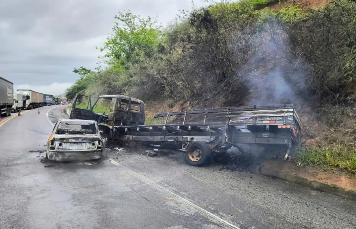 Dois veículos pegam fogo após colisão na BR-116