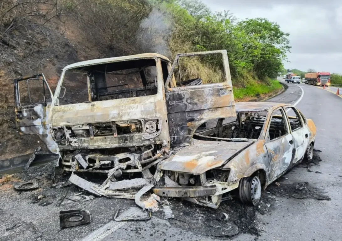 Dois veículos pegam fogo após colisão na BR-116