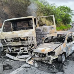 Dois veículos pegam fogo após colisão na BR-116