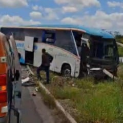 Acidente envolvendo ônibus e caminhão deixa duas pessoas mortas entre Feira de Santana e Tanquinho