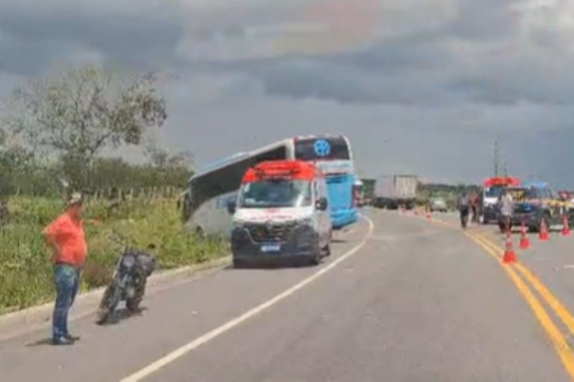 Acidente envolvendo ônibus e caminhão deixa duas pessoas mortas entre Feira de Santana e Tanquinho