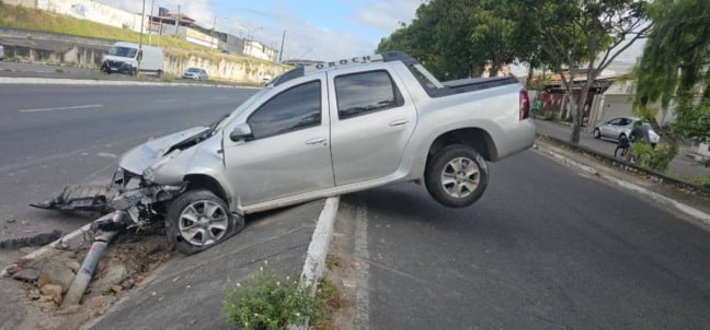 Acidente com veículo na Avenida José Falcão da Silva