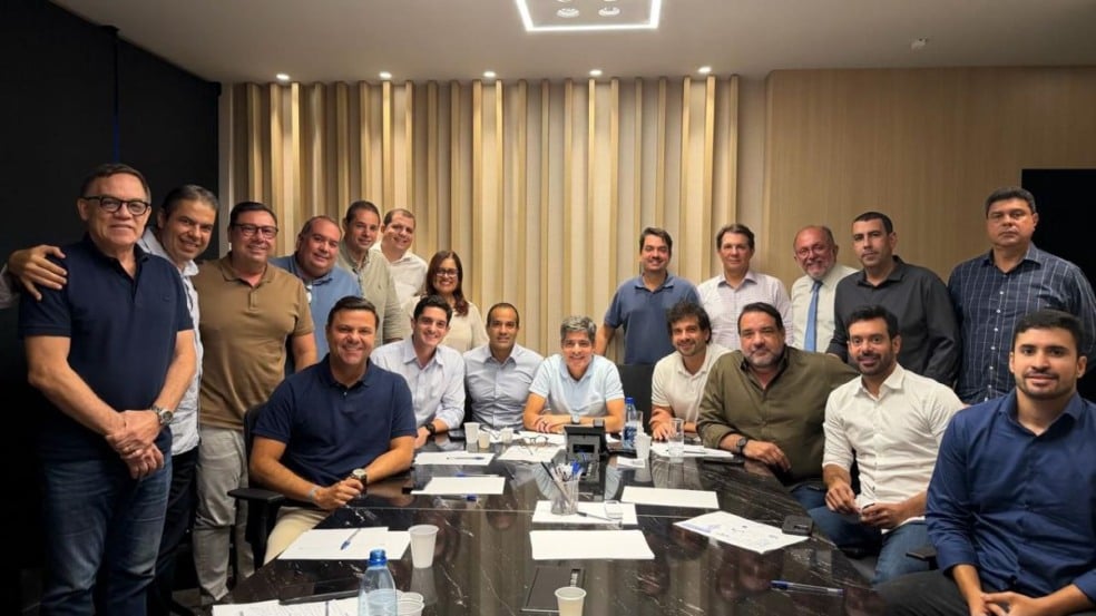 ACM Neto reúne deputados e lideranças em encontro político com foco em 2026