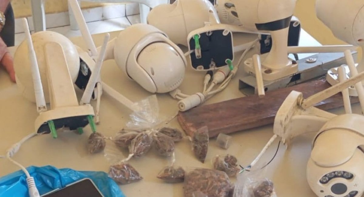 PM apreende oito câmeras de vigilância usadas em esquema de tráfico de drogas em Amélia Rodrigues PM apreende oito câmeras de vigilância usadas em esquema de tráfico de drogas em Amélia Rodrigues