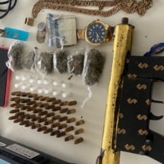 arma e drogas apreendidas em Santa Bárbara