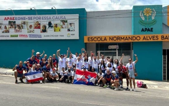 Embaixada Tricolor BBMB leva assistidos pela Apae para assistir Bahia x Bragantino na Arena Fonte Nova 