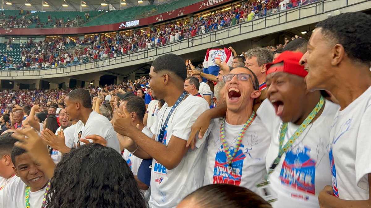Embaixada Tricolor BBMB leva assistidos pela Apae para assistir Bahia x Bragantino na Arena Fonte Nova