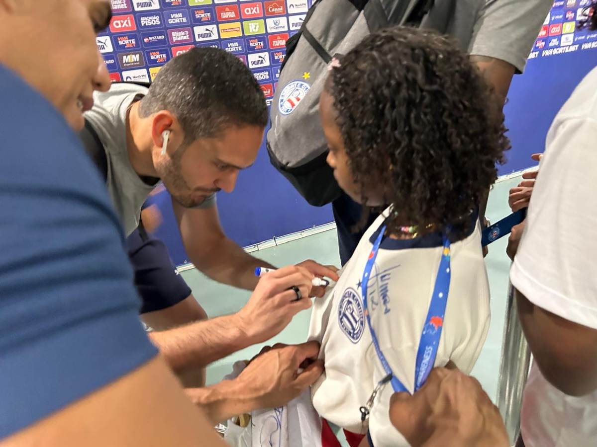 Embaixada Tricolor BBMB leva assistidos pela Apae para assistir Bahia x Bragantino na Arena Fonte Nova  Embaixada Tricolor BBMB leva assistidos pela Apae para assistir Bahia x Bragantino na Arena Fonte Nova