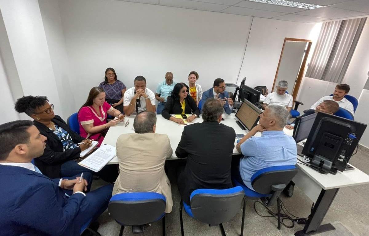 Audiência sobre corte de salários de professores é encerrada sem acordo em Feira de Santana