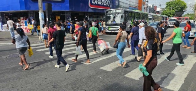 Descontos da Black Friday atraem consumidores para o centro de Feira de Santana