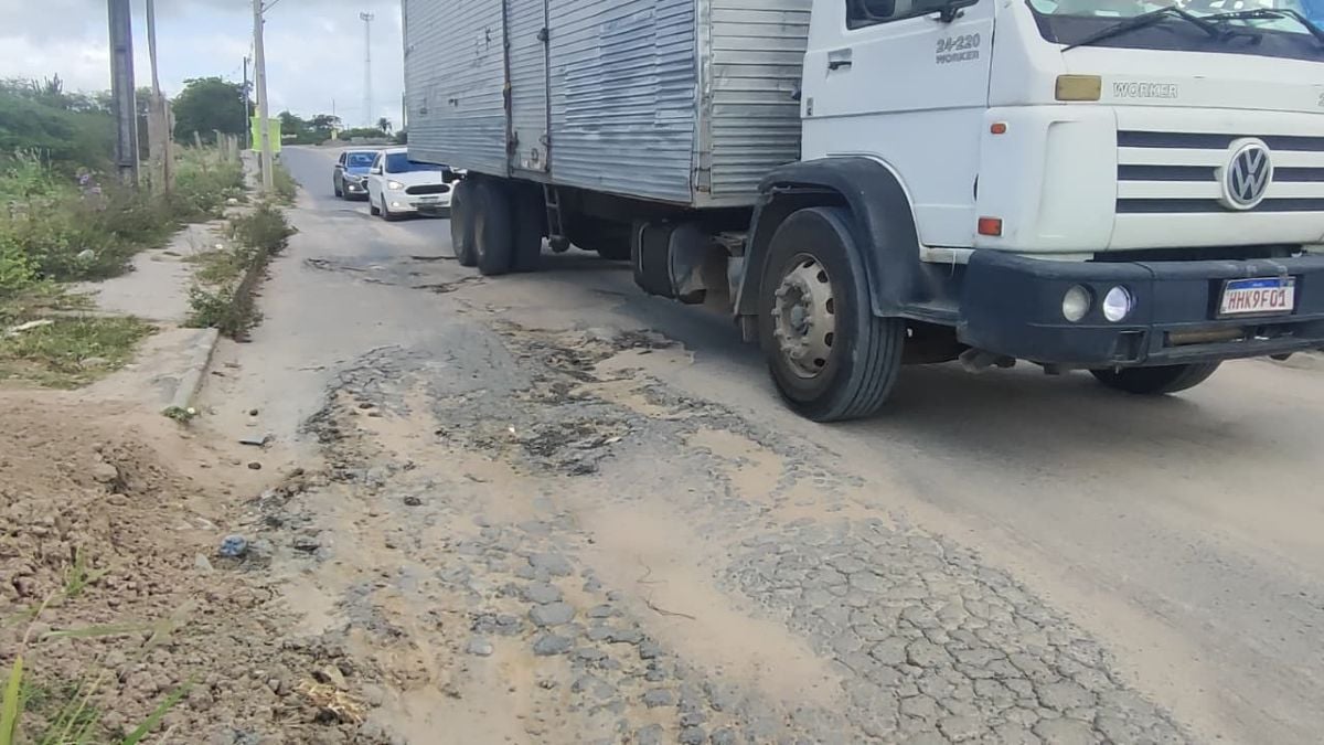 buracos na antiga estrada