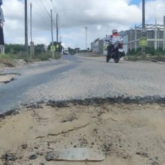 buracos na antiga estrada