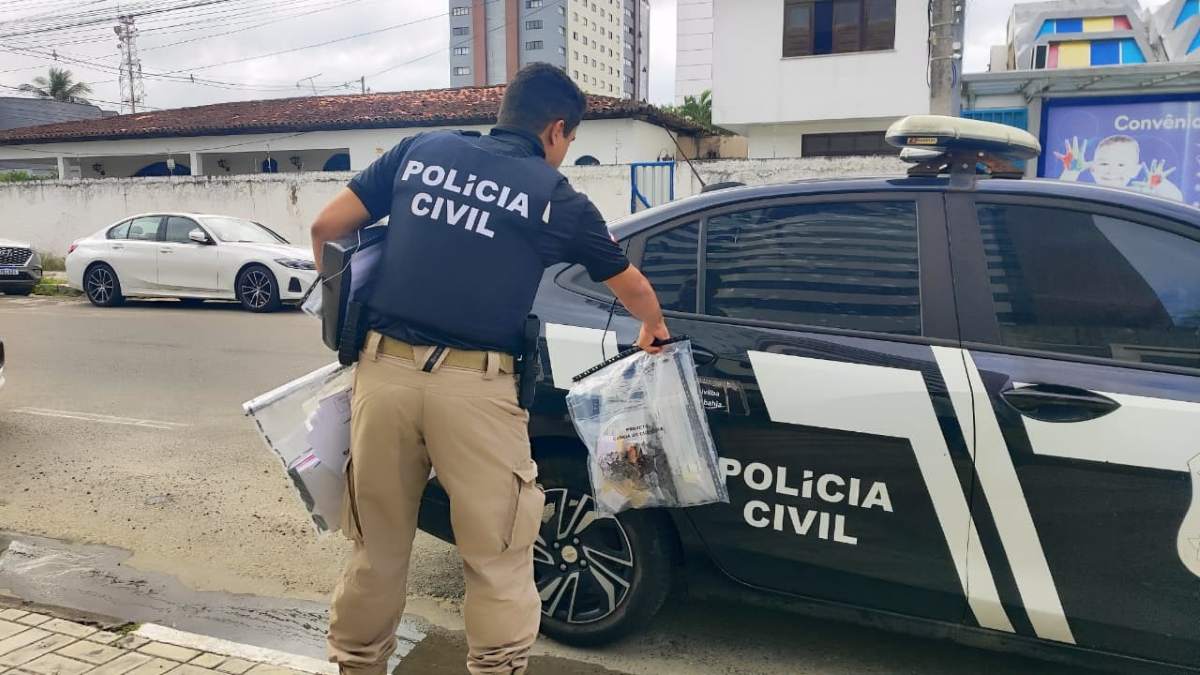 Draco cumpre mandados e apreende documentos na residência de cartorária afastada em Feira de Santana
