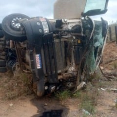Carreta-baú com carga de biscoitos tomba na BR-330 em Maracás
