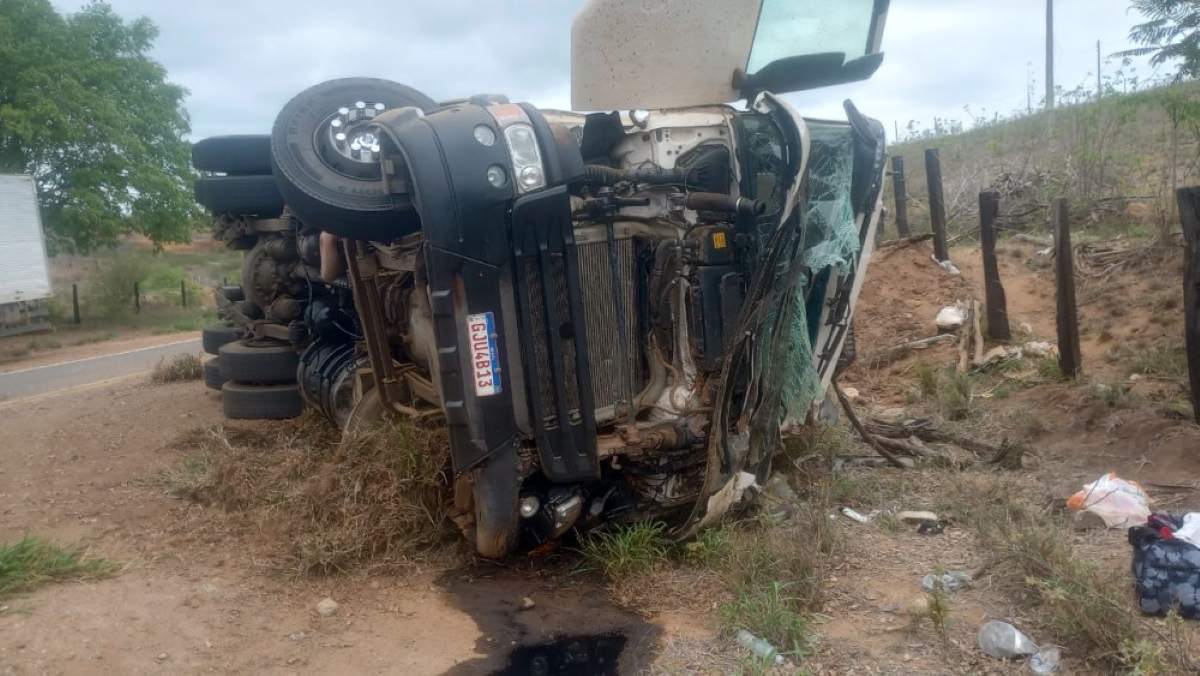 Carreta-baú com carga de biscoitos tomba na BR-330 em Maracás Carreta-baú com carga de biscoitos tomba na BR-330 em Maracás