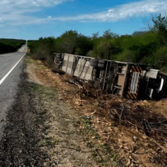 carreta travessada na pista Brumado BR-030