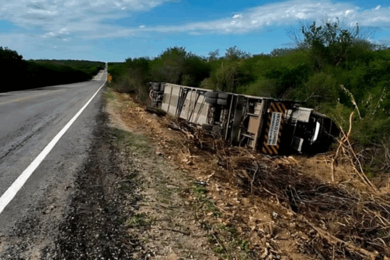 carreta travessada na pista Brumado BR-030