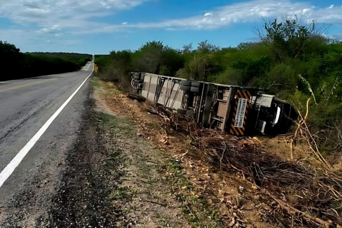 carreta travessada na pista Brumado BR-030