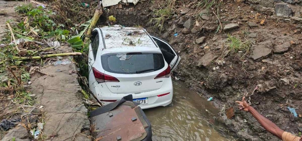 Carro em córrego