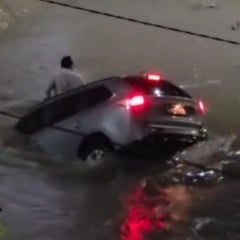 carro caiu no canal de drenagem em vitória da conquista