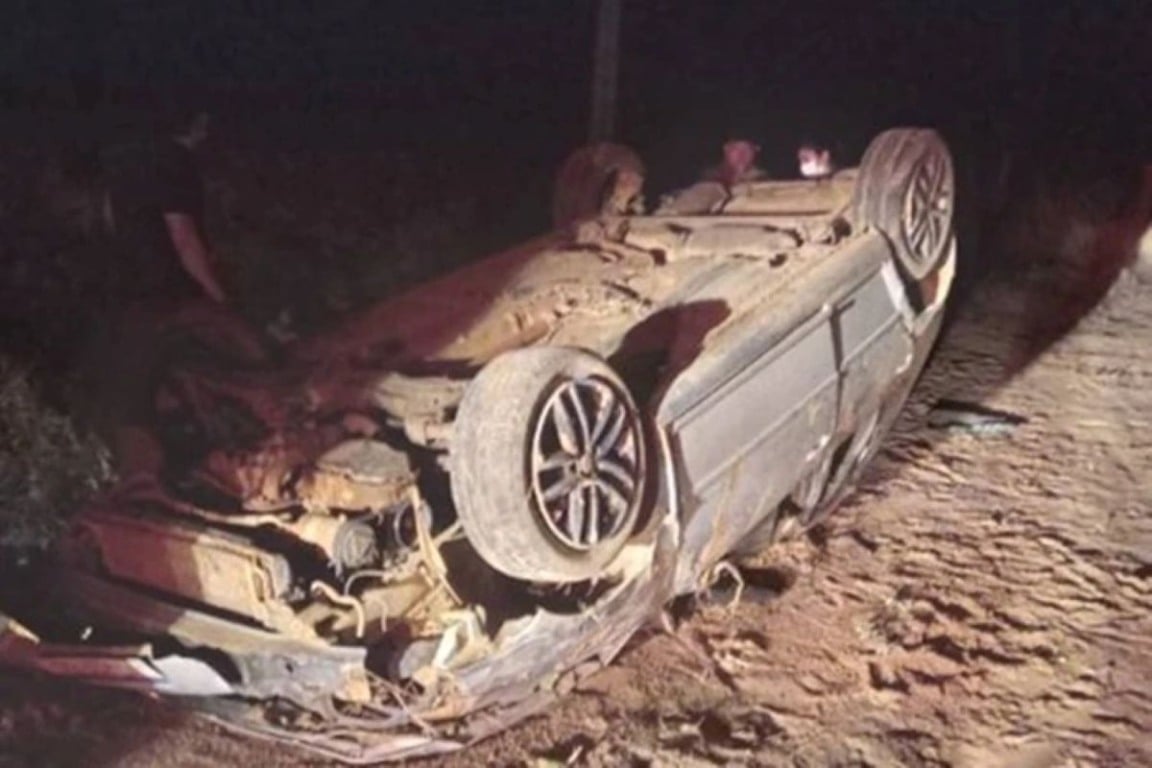 Dois homens morrem após carro colidir com boi na BR-122 em Guanambi