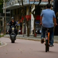 Novas regras para ciclomotores começam a valer em 2026 e exigirão CNH, placa e licenciamento