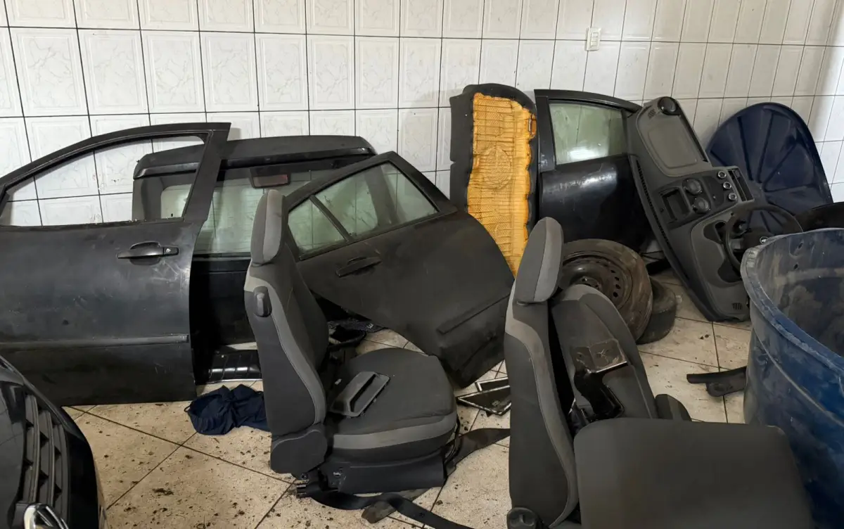 Polícia localiza veículo roubado e peças de automóveis em galpão da Baraúna, Feira de Santana